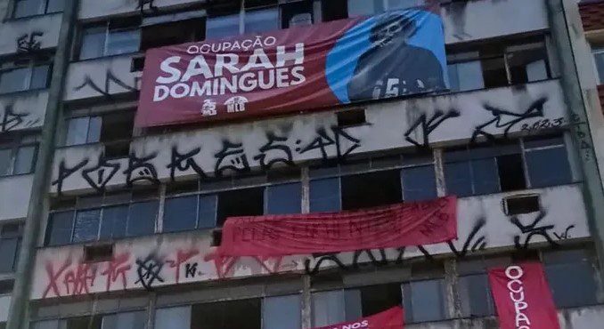 Leia mais sobre o artigo Sob chuva e frio, PM gaúcha faz reintegração de posse e retira famílias de ocupação em prédio de Porto Alegre