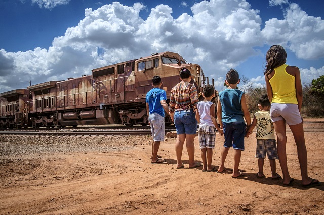 Read more about the article O trem da Vale corta o estado do Maranhão leva o minério e deixa morte, subdesenvolvimento, rachaduras e pó