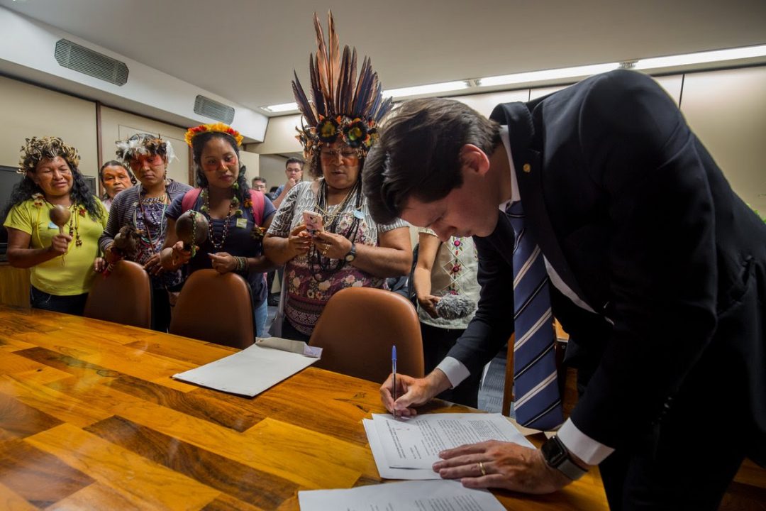 Leia mais sobre o artigo Indígenas pintam mãos do presidente da CCJC de urucum: “se PL 490 for aprovado, derramará sangue”