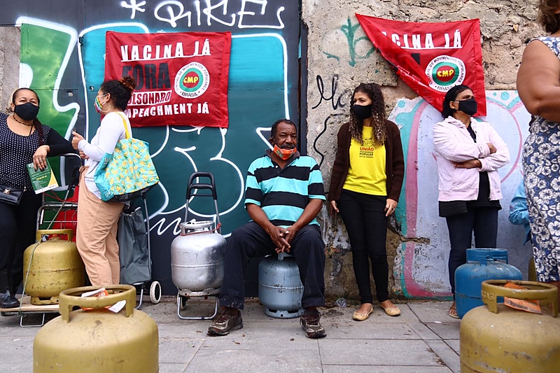 Com a redução do auxílio emergencial, ficou ainda mais difícil para as famílias pobres comprarem o gás de cozinha e se alimentarem. Foto: Pablo Vergara | Brasil de Fato