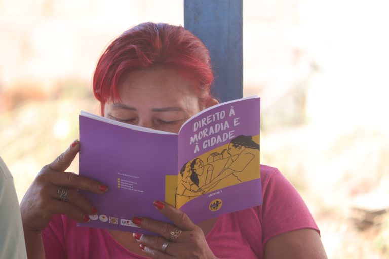 Read more about the article Série de cartilhas promove formação para mulheres na luta por moradia e direitos fundamentais 