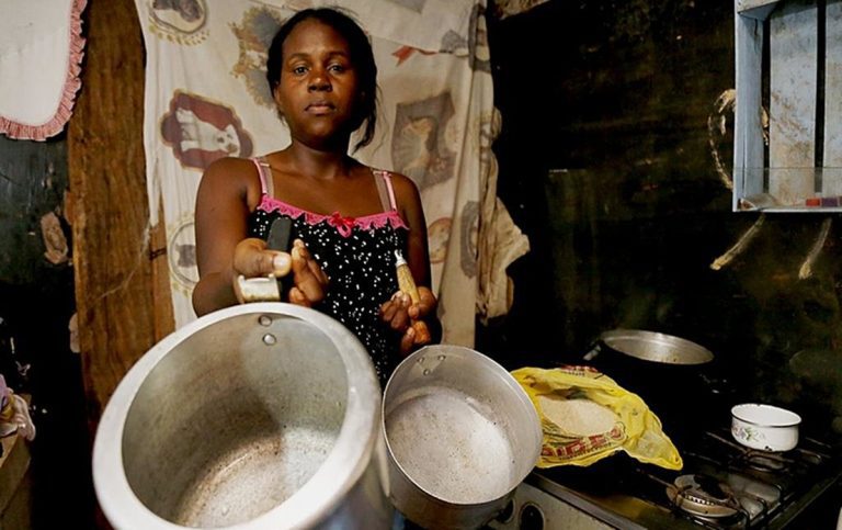 Read more about the article Pesquisa mostra que fome é maior em lares chefiados por mulheres negras