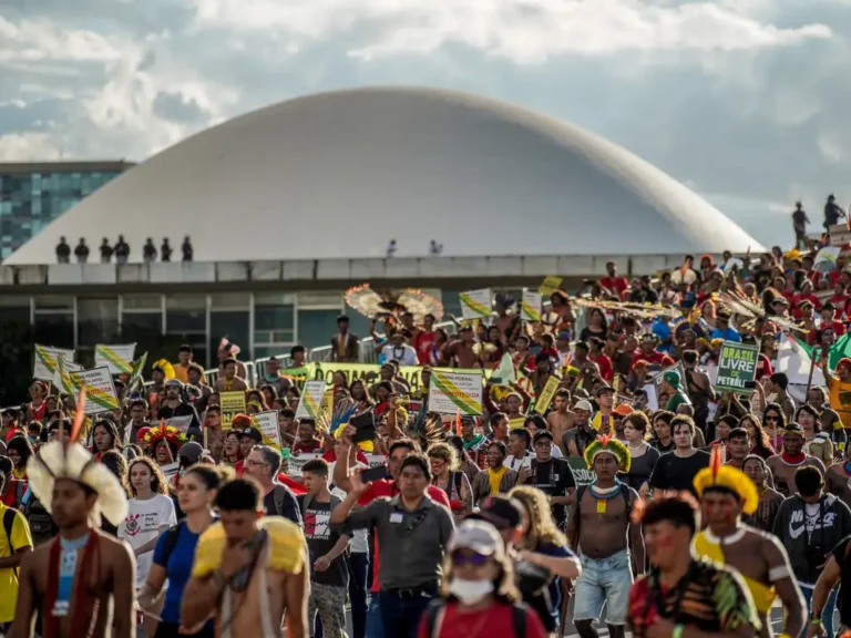 Leia mais sobre o artigo Acampamento Terra Livre: indígenas marcham em Brasília por demarcação de terras e contra o garimpo