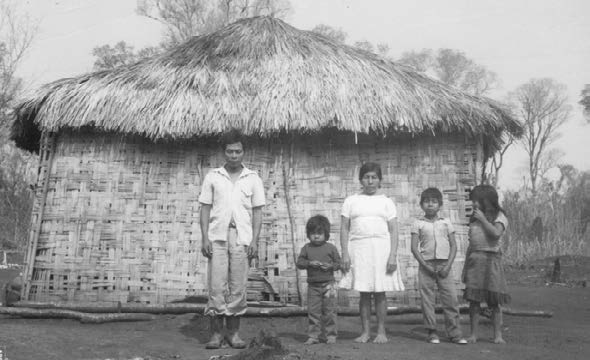 Foto em preto e branco mostrando uma família Ava-Guarani na aldeia Guasu Okoy Jakutinga, no Oeste do Paraná.