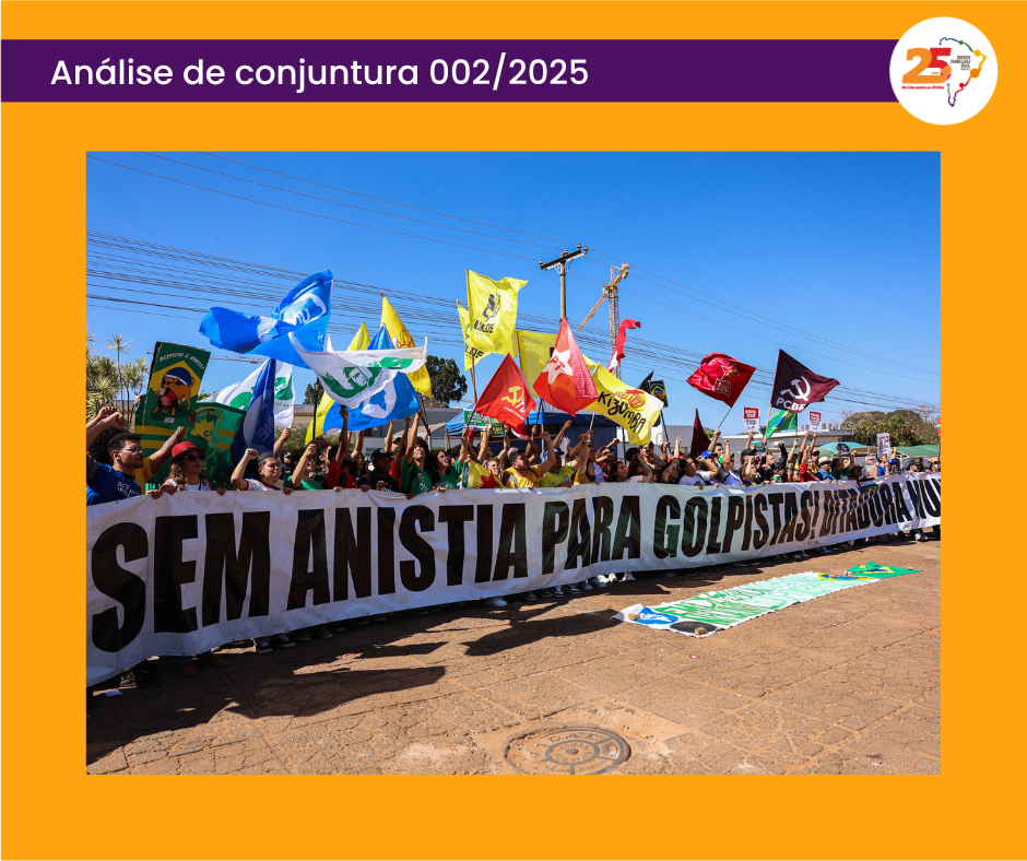 Manifestação com diversos manifestantes segurando bandeiras e uma faixa que diz 'Sem anistia para golpistas'. O protesto ocorre ao ar livre em um dia ensolarado, com participações de diferentes grupos políticos.