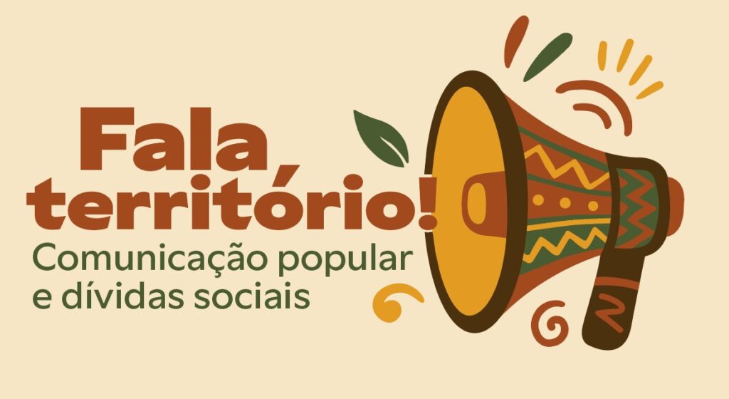 Imagem em fundo bege com a ilustração de um megafone colorido em tons de laranja, verde, amarelo e marrom, decorado com grafismos inspirados em padrões culturais. Ao lado do megafone está escrito em destaque: “Fala, território!” em letras grandes marrom-avermelhadas. Abaixo, em verde, lê-se: “Comunicação popular e dívidas sociais”. Elementos gráficos em forma de folhas, ondas e sinais de som completam a arte, remetendo a vozes coletivas e expressões dos territórios.