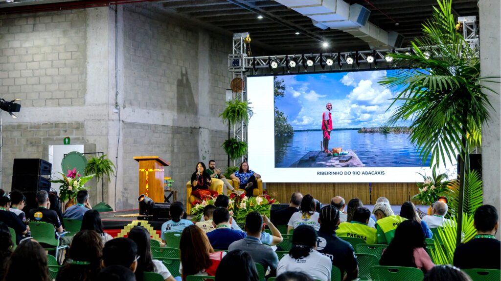 A jornalista Elaíze Farias (ao microfone) trouxe diversas imagens dos territórios da região amazônica impactos pela exploração de recursos. 