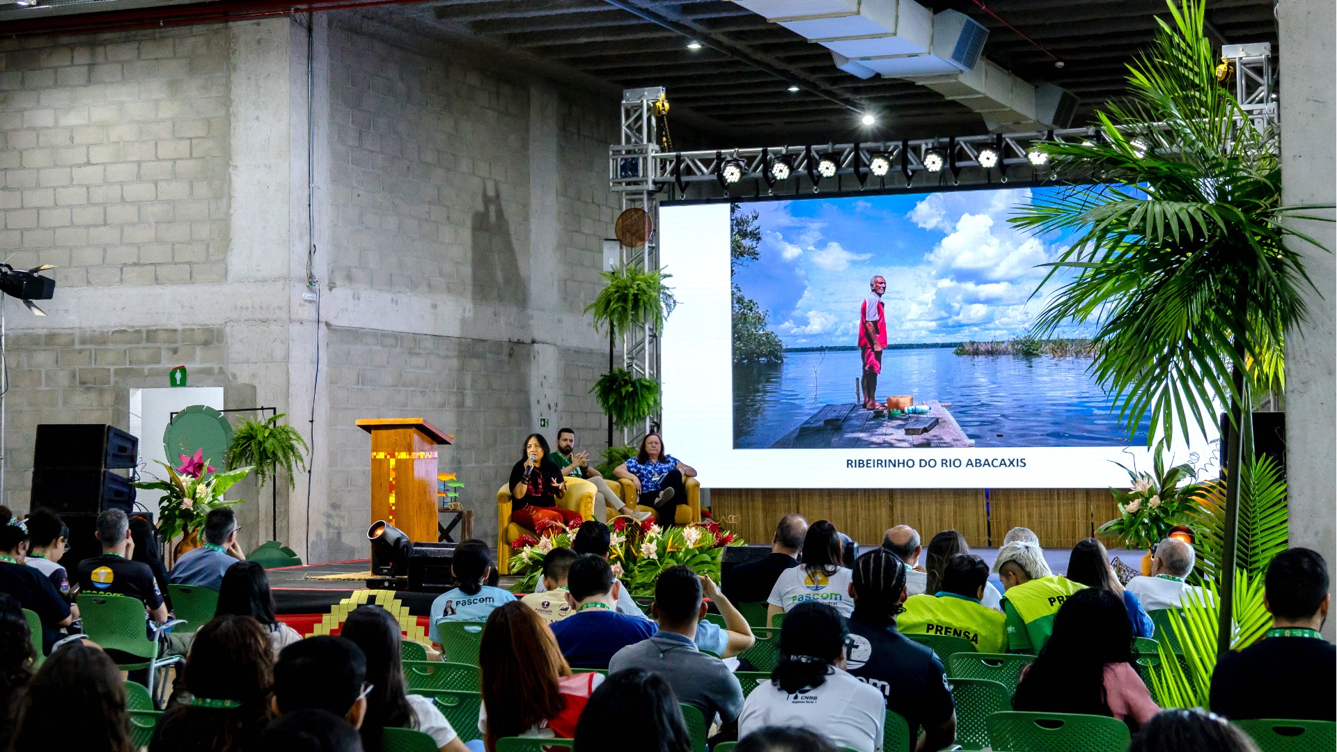 A jornalista Elaíze Farias (ao microfone) trouxe diversas imagens dos territórios da região amazônica impactos pela exploração de recursos.