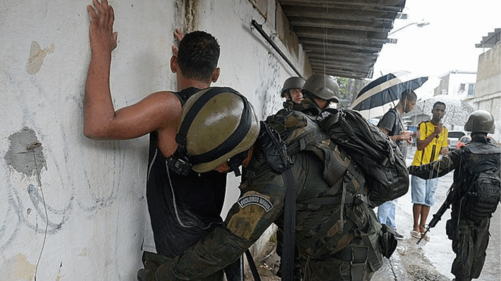 Forças Armadas fazem operação conjunta em comunidades do Rio de Janeiro. 