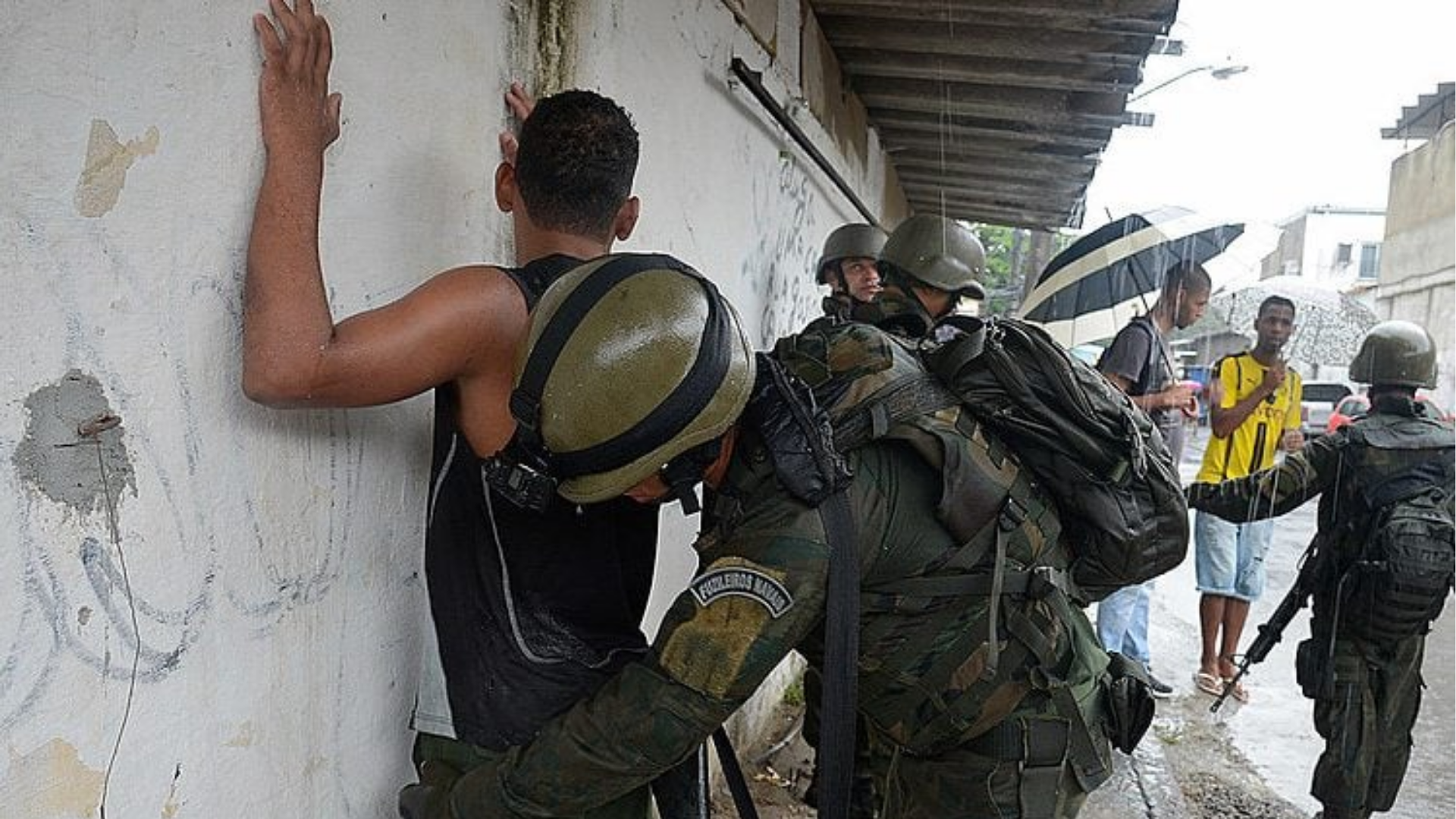 Forças Armadas fazem operação conjunta em comunidades do Rio de Janeiro.