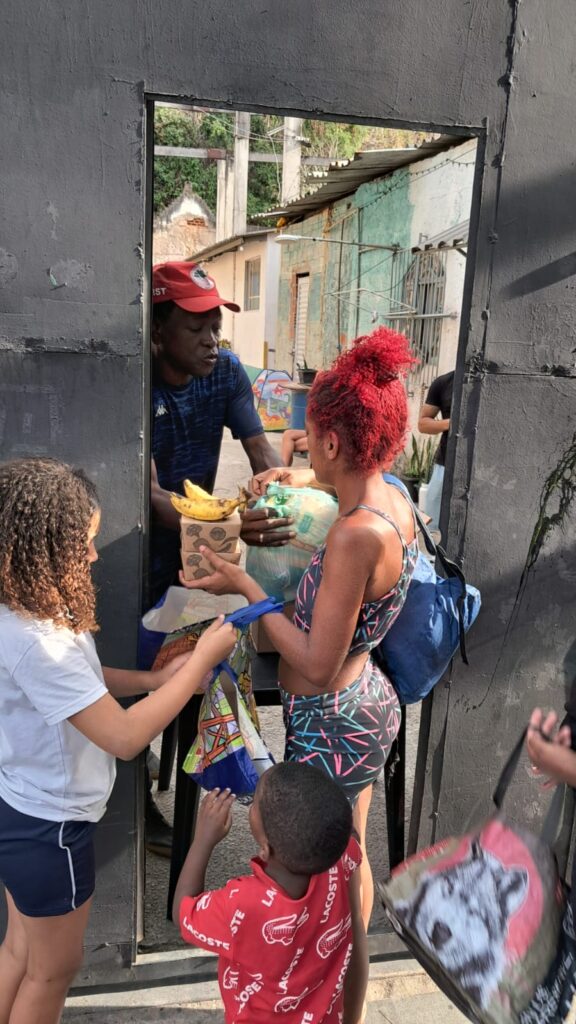Distribuição de quentinhas e outros alimentos no Quilombo da Gamboa, região portuária da cidade do Rio de Janeiro.