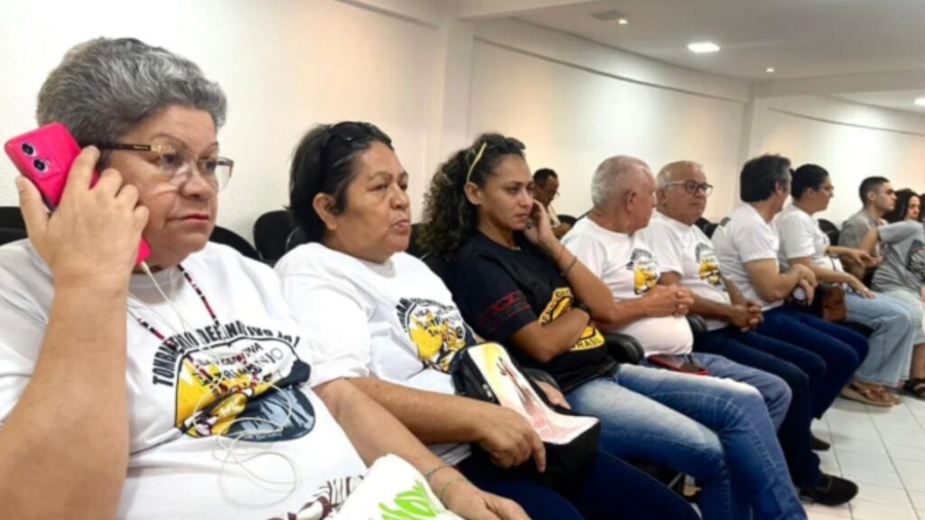 Moradoras e moradores na votação na Câmara Municipal