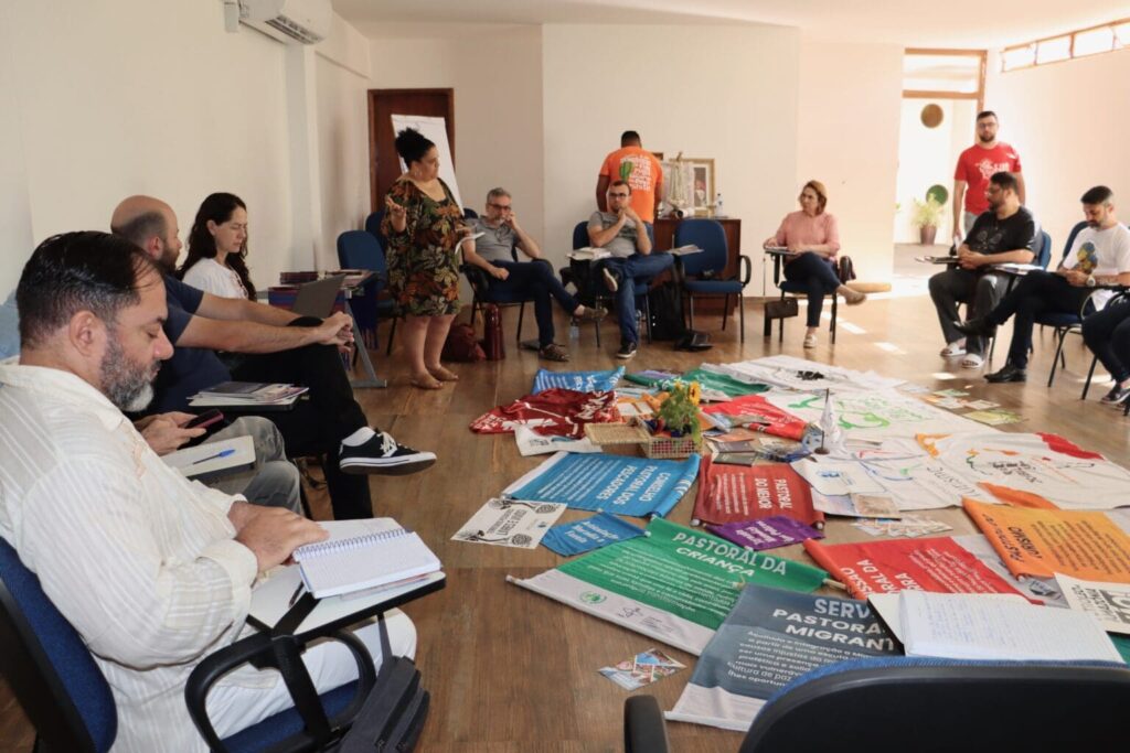 Comunicadoras e comunicadores destacaram a urgência de articular as narrativas das pastorais sociais. Foto: Cláudia Pereira