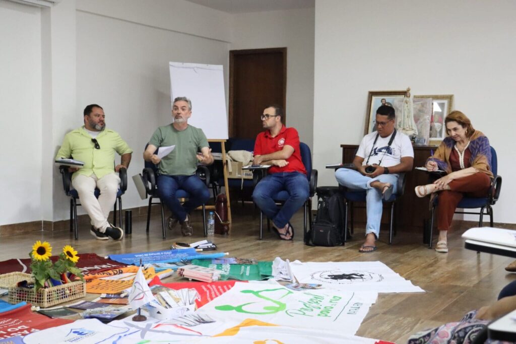 Momento de reflexão sobre a animação vocacional para a ação sociotransformadora com o padre Edinho Thomassim. Foto: Cláudia Pereira