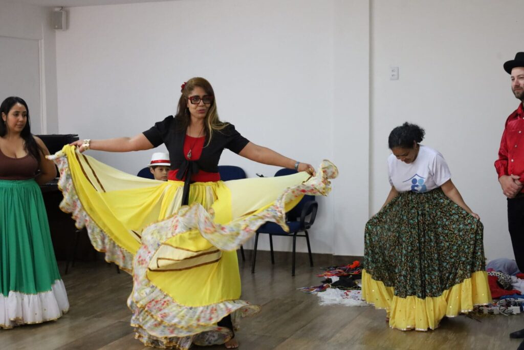 Momento de conexão com a dança cigana – foto: Darcy Lima