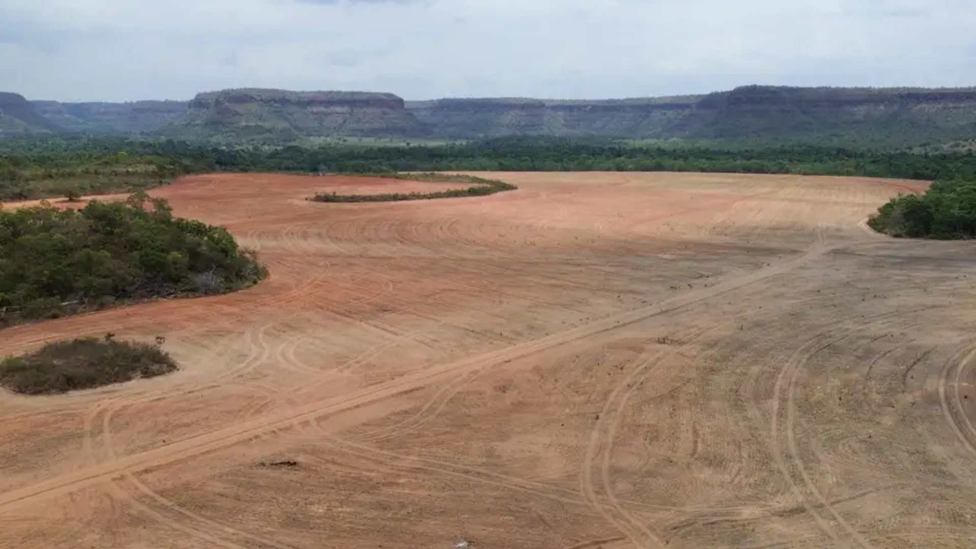 Lavoura de cultivo de soja avança sobre a vegetação do cerrado na região do Vão do Uruçuí, nos Gerais de Balsas.
