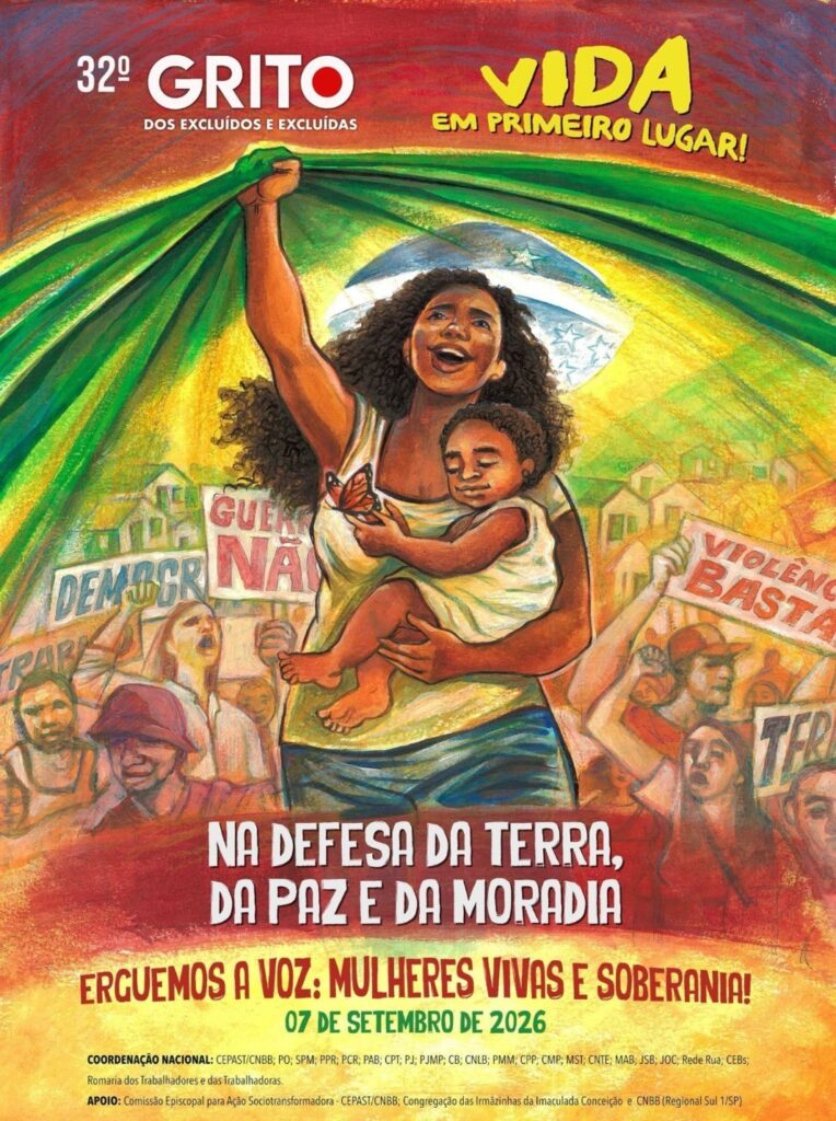 Pôster do 32º Grito dos Excluídos e Excluídas, de 2026. A imagem central é uma mulher negra sorridente levantando uma bandeira verde enquanto segura uma criança no colo que segura uma borboleta. Ao fundo, uma multidão com cartazes. O texto principal destaca: "Vida em primeiro lugar!", "Na defesa da terra, da paz e da moradia" e "Erguemos a voz: mulheres vivas e soberania".