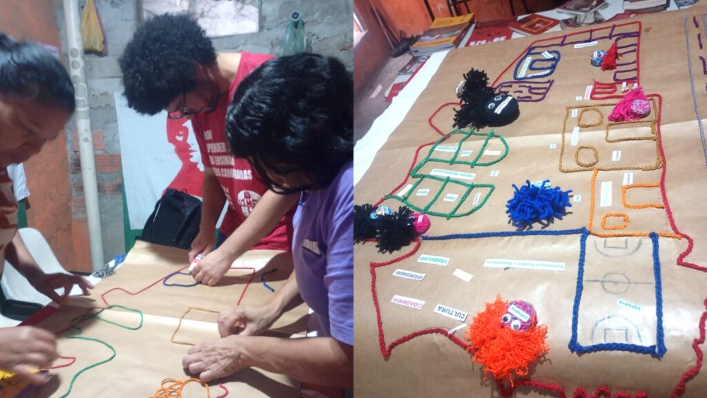 Esta imagem é uma composição de duas fotos lado a lado documentando o processo de criação de uma cartografia social. Na foto da esquerda, três pessoas estão inclinadas sobre uma mesa, trabalhando ativamente na construção do mapa com fios coloridos sobre papel kraft. A foto da direita mostra o resultado final: um mapa detalhado onde os fios delimitam ruas e áreas específicas, como "Cultura" e "Esporte", decorado com pequenas figuras feitas de lã colorida. Foto: Regina Lima
